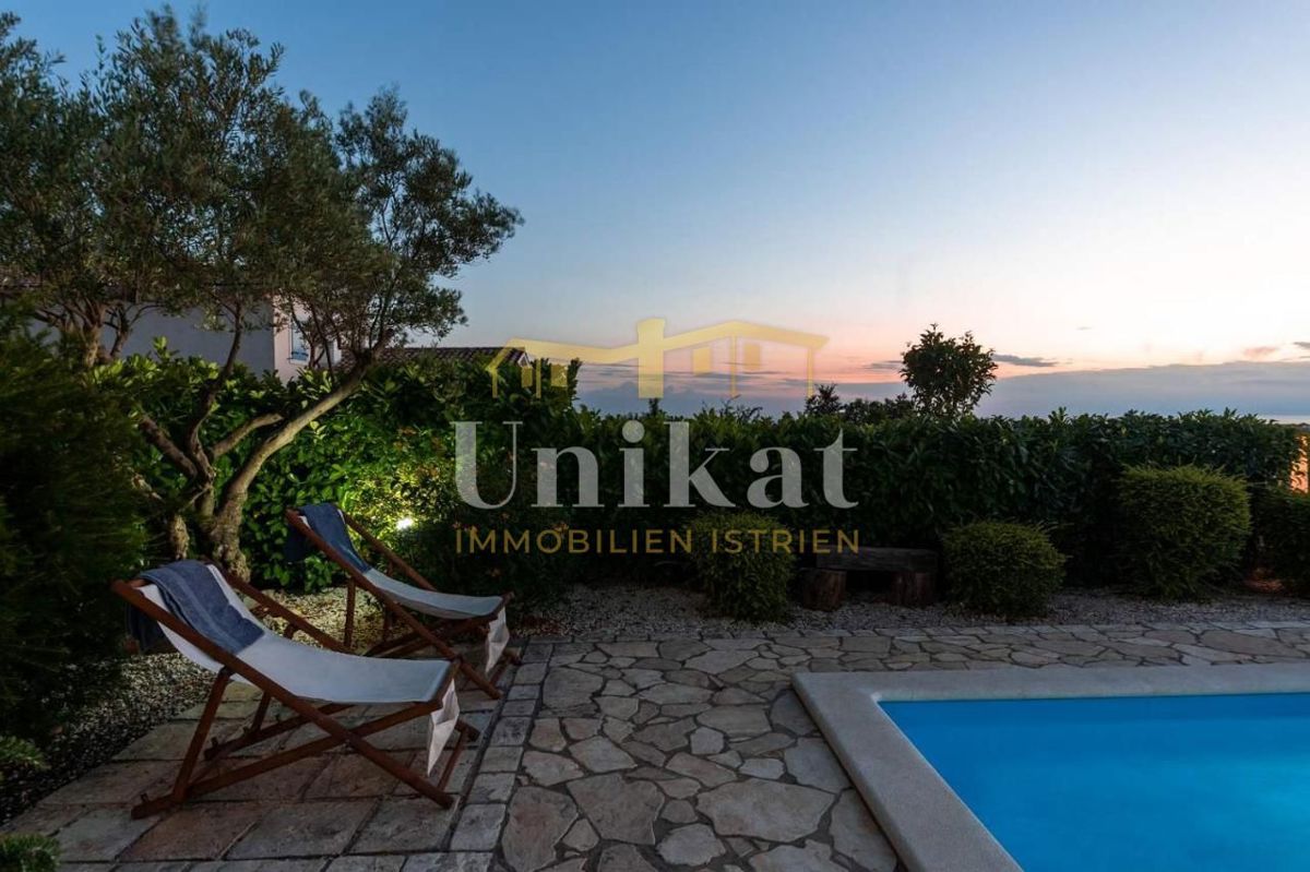 Casa con piscina e vista mare